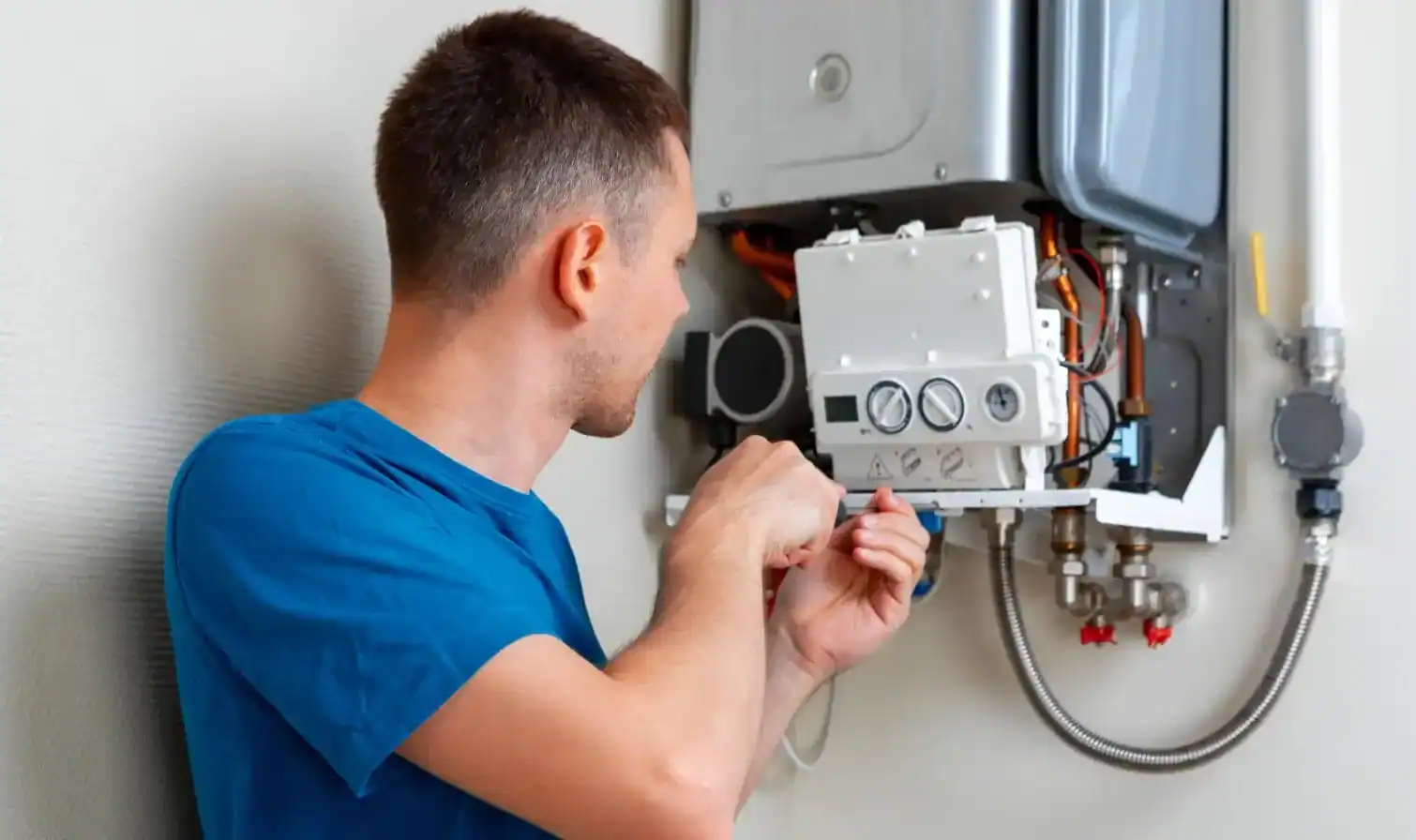 Techniker prüft die Elektronik einer Saunier Duval Therme